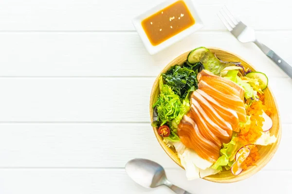 Сырая свежая лосось рыба сашими с морскими водорослями и другой вегетарианской — стоковое фото