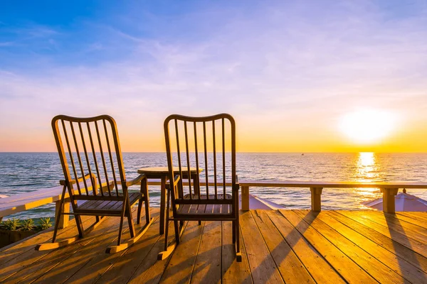 Lege houten stoel en tafel op terras met mooie tropi — Stockfoto