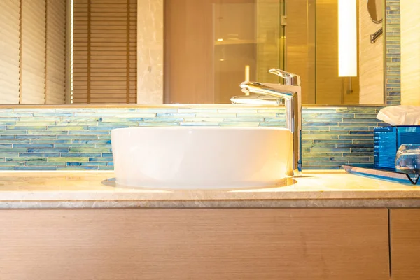 Вода кран и белая раковина украшения в ванной комнате интерьера — стоковое фото