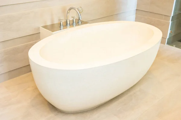 Vacker lyx elegans vitt badkar och Vattenkran dekorat — Stockfoto