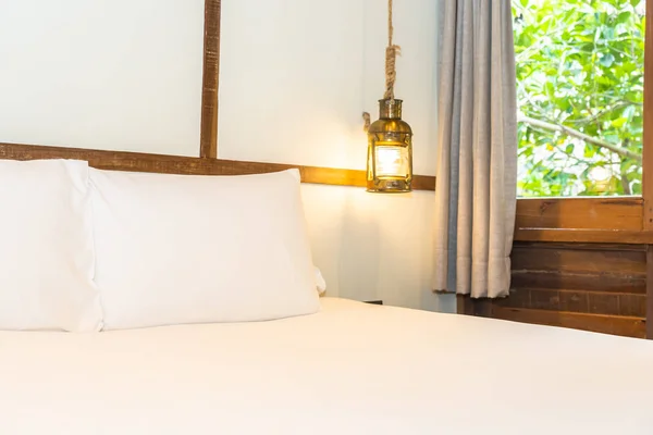 美しい快適な白い枕とベッドの装飾毛布 — ストック写真