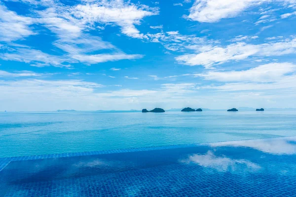 Hermosa piscina al aire libre con mar océano en la nube blanca bl — Foto de Stock