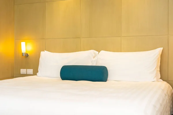 Hermosa almohada blanca y manta en el interior de decoración de la cama — Foto de Stock