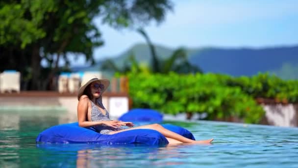 Filmati Una Bella Donna Asiatica Che Rilassa Piscina Hotel — Video Stock