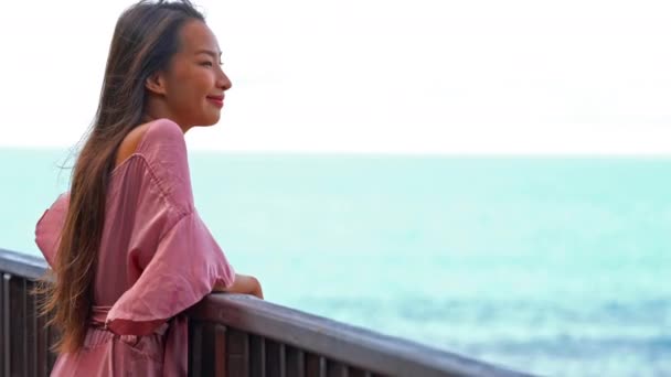Filmaufnahmen Von Schönen Asiatischen Frauen Die Sich Sommerurlaub Meer Entspannen — Stockvideo