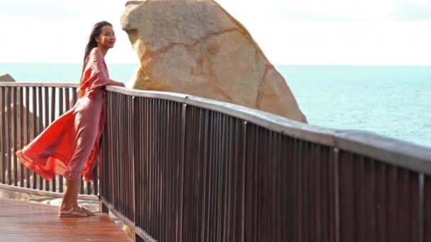 Imagens Bela Mulher Asiática Relaxante Praia Durante Férias Verão — Vídeo de Stock