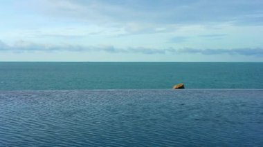 Oteldeki boş havuzun sakin görüntüleri.