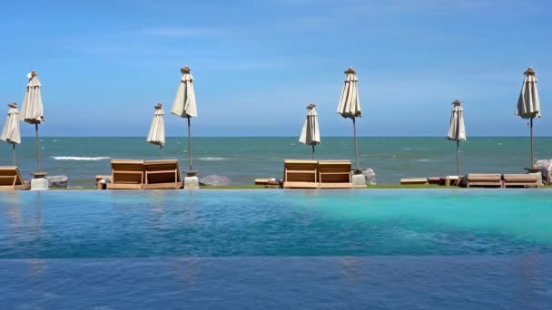 Filmagem Tranquila Piscina Vazia Hotel Resort — Vídeo de Stock