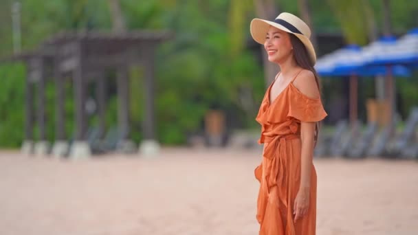 Imagens Bela Mulher Asiática Relaxante Praia Durante Férias Verão — Vídeo de Stock