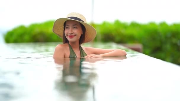 Images Belle Femme Asiatique Détendre Dans Piscine Hôtel — Video