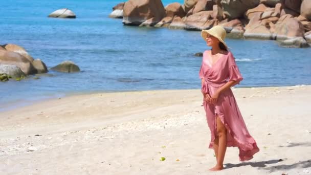 Imagens Bela Mulher Asiática Relaxante Praia Durante Férias Verão — Vídeo de Stock