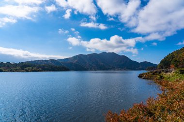 Göl kawaguchiko Yamanashi Japonya'da etrafında güzel peyzaj
