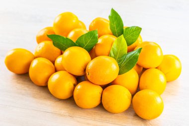 Taze portakal meyve masada