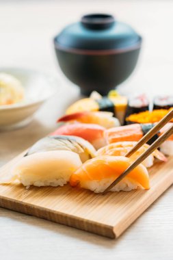 Somon balığı kabuk kabuklu karides ve diğer et suşi maki