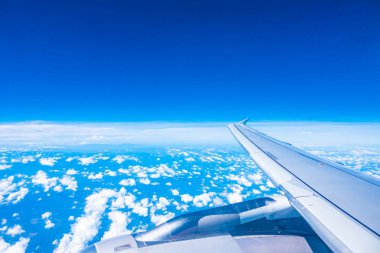 Mavi gökyüzü ile uçak kanadı havadan görünümü