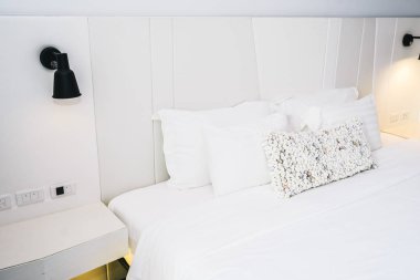 Beyaz yastık Yatak Dekorasyon güzel lüks yatak odasında Inter