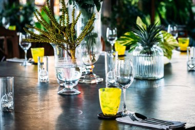 Yemek set ile Şarap kadehi kahvaltı öğle veya akşam yemeği hazırlamak