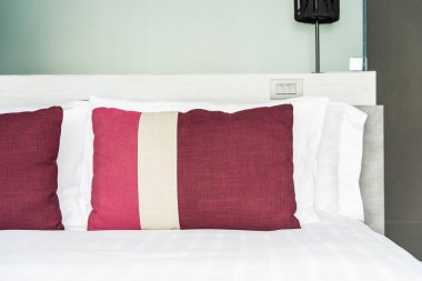 Güzel rahat yastık ve battaniye Yatak Dekorasyon