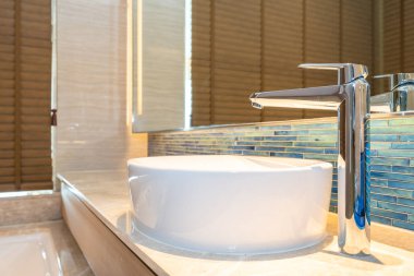 Su musluk ve banyo iç dekorasyonda beyaz lavabo