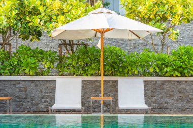 Şemsiye sandalye salonu çevresinde orada fo ile Açık Yüzme Havuzu