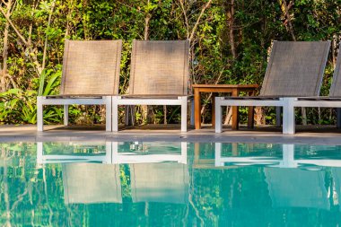 Otel tatil yüzme havuzu etrafında Boş sandalye