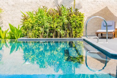 Şemsiye ve sandalye yakın deniz okyanus plaj wi yüzme havuzu etrafında