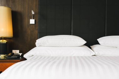 Güzel lüks rahat beyaz yastık ve battaniye yatakta zekâ