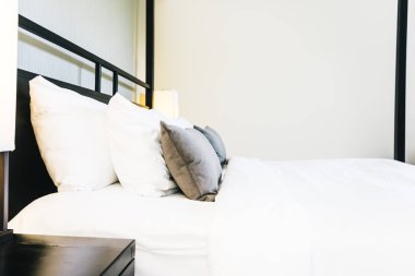 Hafif lamba ile yatakta güzel lüks rahat yastık