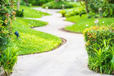 Bahçede patika yürüyüşü
