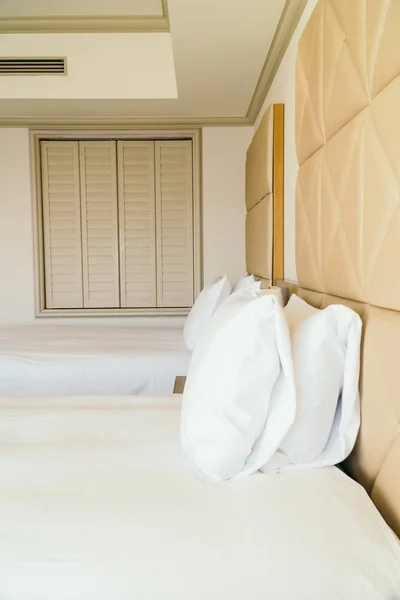 Witte comfortabele kussen op bed decoratie in Hotel slaapkamer — Stockfoto