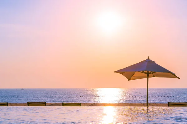 Schöne Landschaft Freibad mit Sonnenschirm und Liege — Stockfoto
