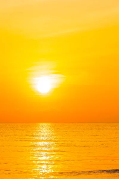 Vackra landskapet tropisk natur med havet och stranden en — Stockfoto