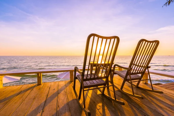 Lege houten stoel en tafel op terras met mooie tropi — Stockfoto