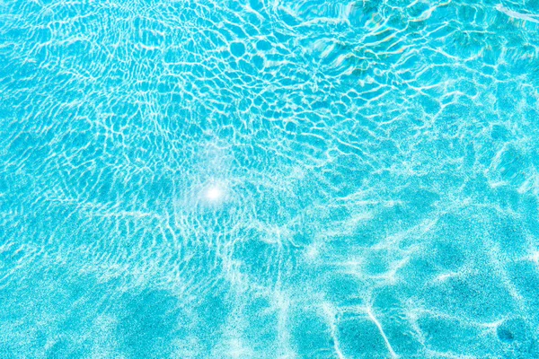 Abstrakcyjna powierzchnia wody basenowej i tło z światłem słonecznym współczynnik — Zdjęcie stockowe