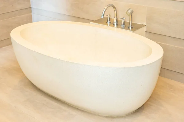 Bella eleganza di lusso bianco vasca da bagno e acqua rubinetto decorat — Foto Stock