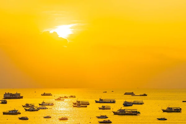 在芭堤雅湾和城市的海上，大量的船或船 — 图库照片