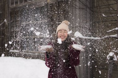 Kar kazanmak seyahat için mutlu gülümseyen güzel genç Asyalı kadın