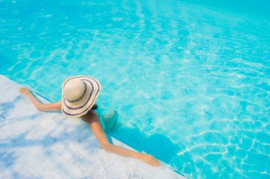 Portre güzel genç Asyalı kadın mutlu gülümseme rahatla swimmi içinde