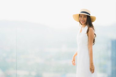 Portre güzel genç Asyalı kadın mutlu gülümseme ro üzerinde Relax