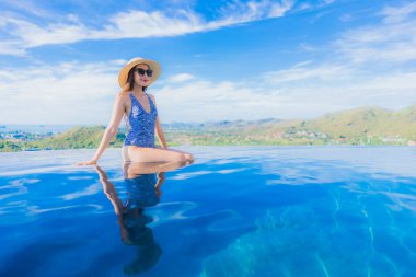 Asyalı genç gülümsemek güzel kadın portre mutlu dinlenmek