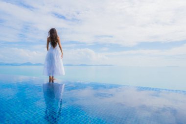 Portre genç asyalı kadın yüzme kaka etrafında mutlu gülümseme dinlenmek