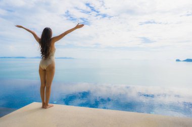 Portre genç asyalı kadın yüzme kaka etrafında mutlu gülümseme dinlenmek