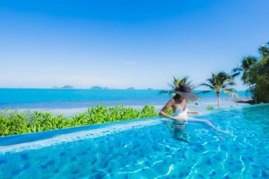 Portre güzel genç Asyalı kadın lüks açık SWI rahatlayın