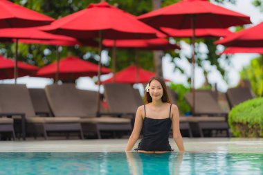 Portre genç asyalı kadın rahatla gülümseme açık yüzmek etrafında mutlu