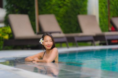 Portre genç asyalı kadın rahatla gülümseme açık yüzmek etrafında mutlu