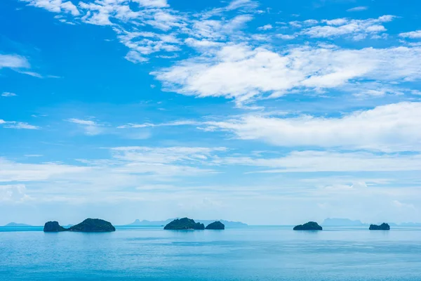 Mar de praia tropical ao ar livre bonito em torno da ilha de samui com co — Fotografia de Stock
