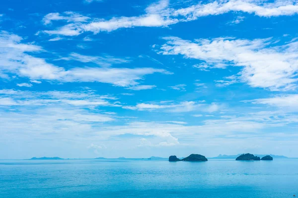 Mar de praia tropical ao ar livre bonito em torno da ilha de samui com co — Fotografia de Stock