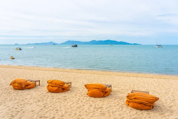 Piękne tropikalne plaży morze i ocean z palmy kokosowe a — Zdjęcie stockowe