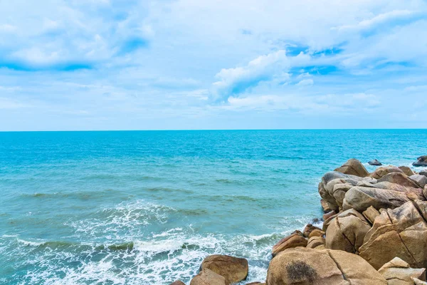 Mar de praia tropical ao ar livre bonito em torno da ilha de samui com co — Fotografia de Stock