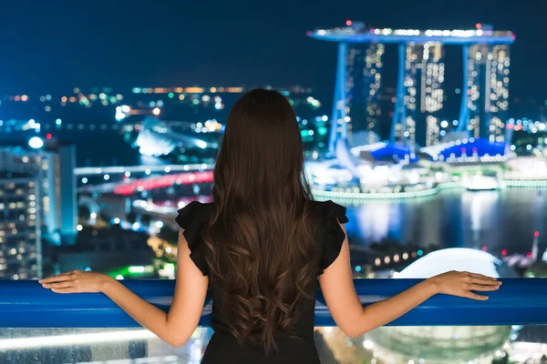 Beautiful Asian women smile and happy with singapore city view — Stock Photo, Image